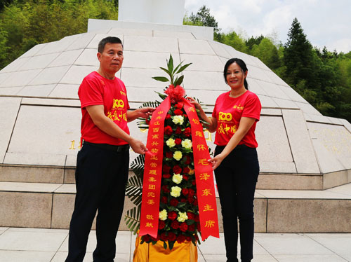 5集團(tuán)黨委書(shū)記 董事長(zhǎng)劉燕、集團(tuán)黨委副書(shū)記 總經(jīng)理劉南斗整理花籃緞帶_副本.jpg